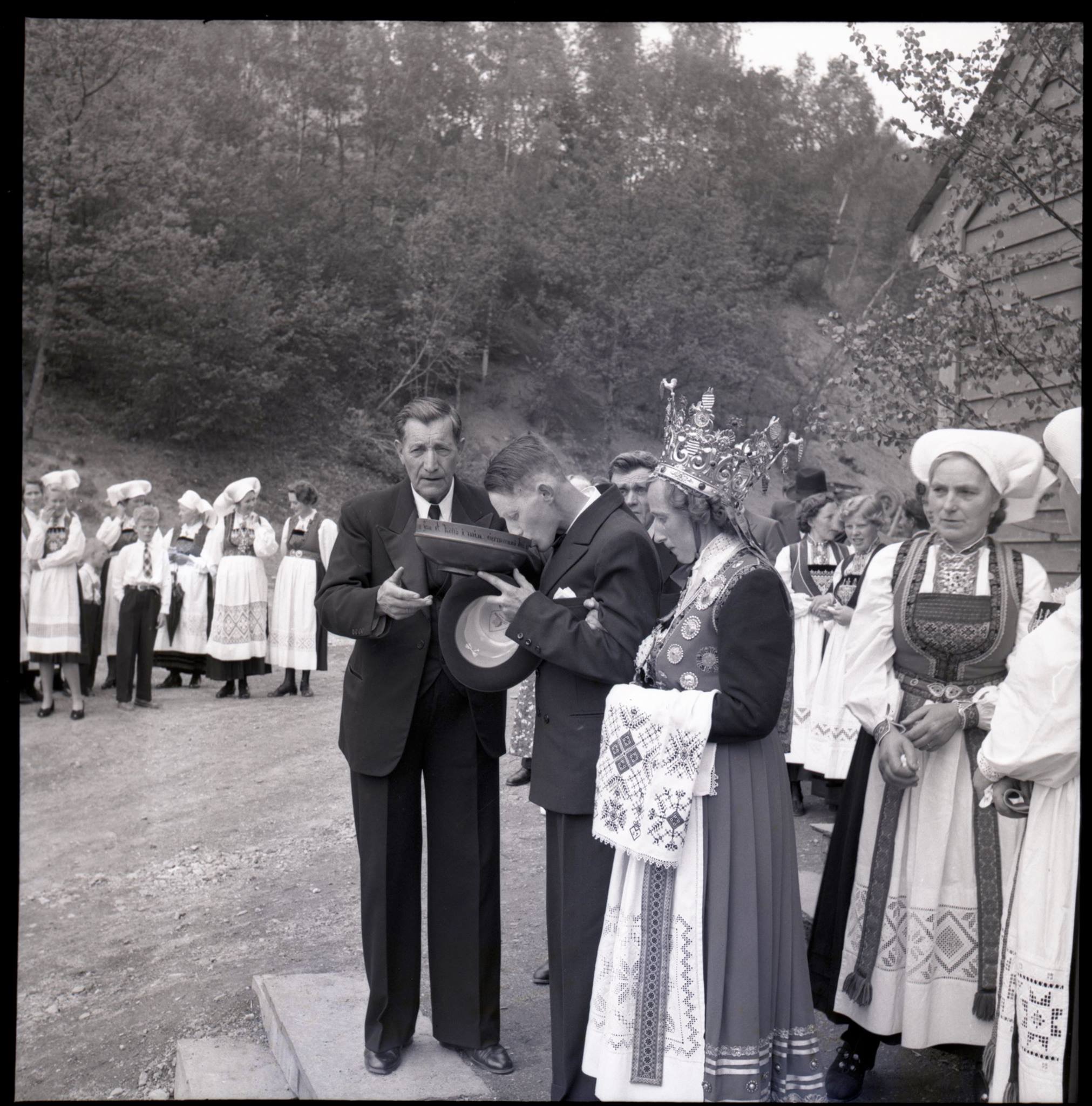 Bryllup i Ulvik 26. mai 1954. Vebjørn Ohnstad er kjøgemester.